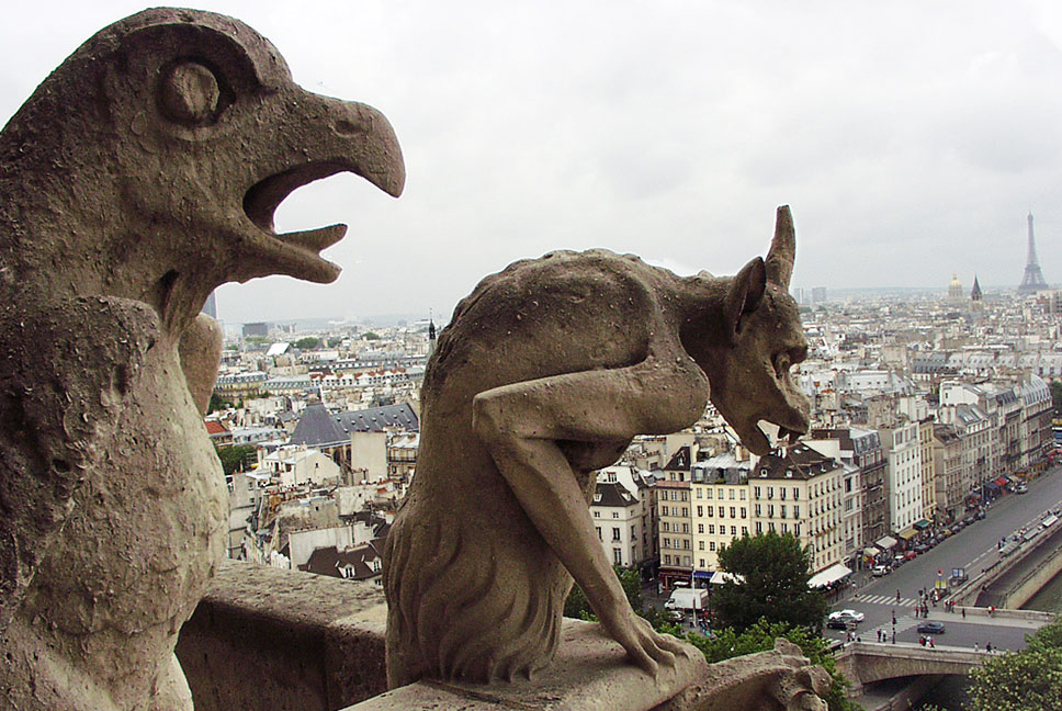 Udsigt over Paris set fra Notre Dame med to gargoyler i forgrunden